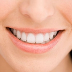 des dents blanches avec du bicarbonate de soude et du citron